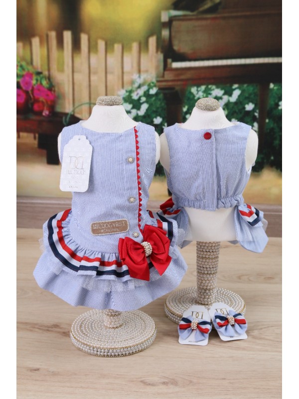 Vestidos infantis azuis com laços vermelhos em manequins com base de pérolas