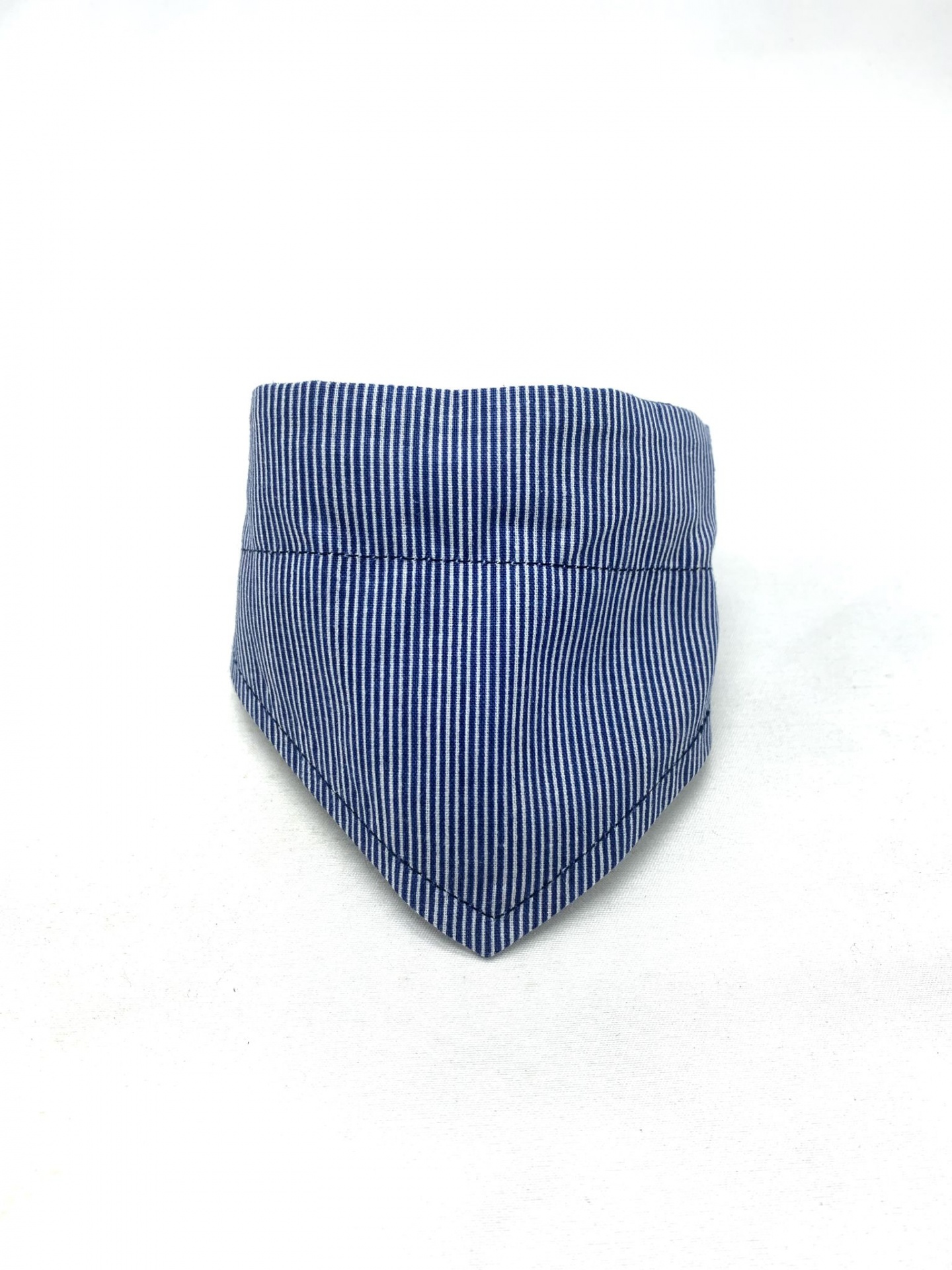 Bandana para cão azul com riscas brancas em fundo branco