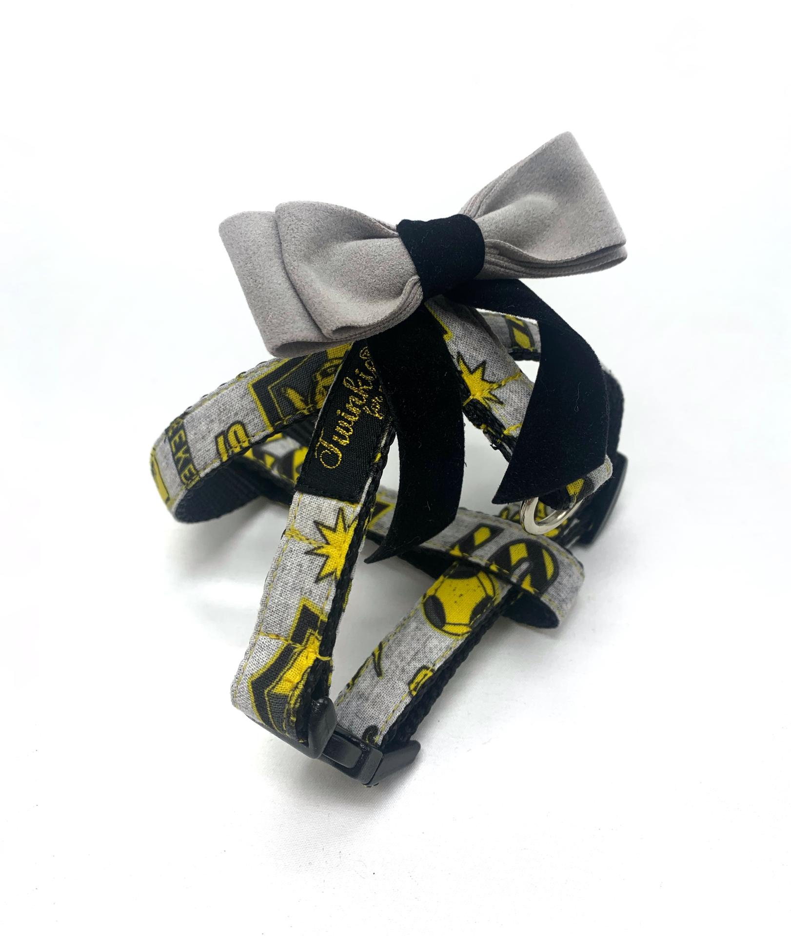 Coleira para cão com laço cinza e preto sobre fundo branco