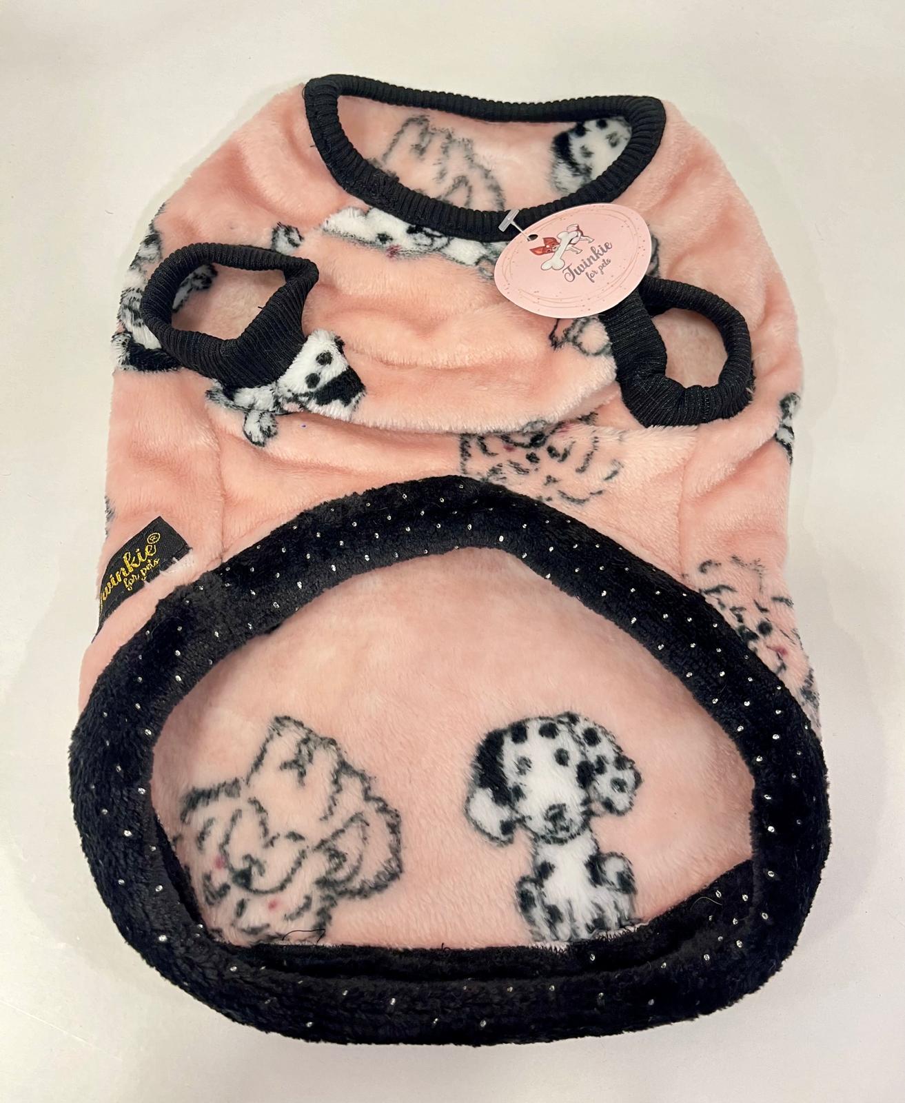 Roupa para cão rosa felpuda com estampado de cães e etiquetas