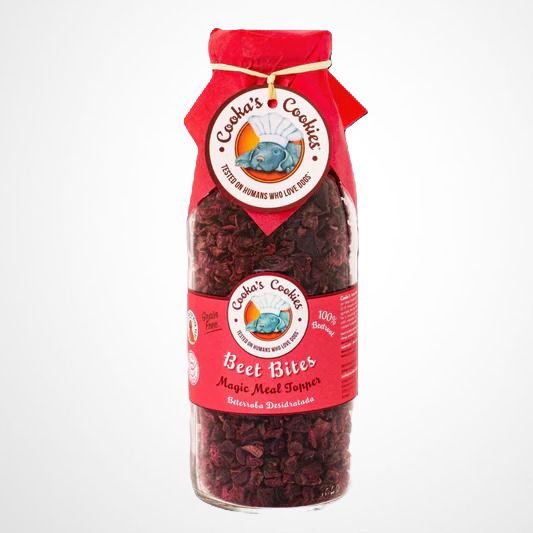 Frasco de vidro com pedaços desidratados de beterraba e etiqueta vermelha