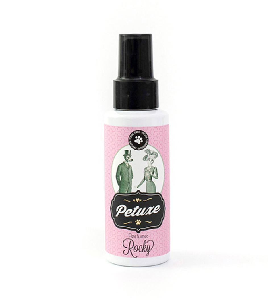 Frasco branco com perfume Petuxe Rocky e tampa preta em spray