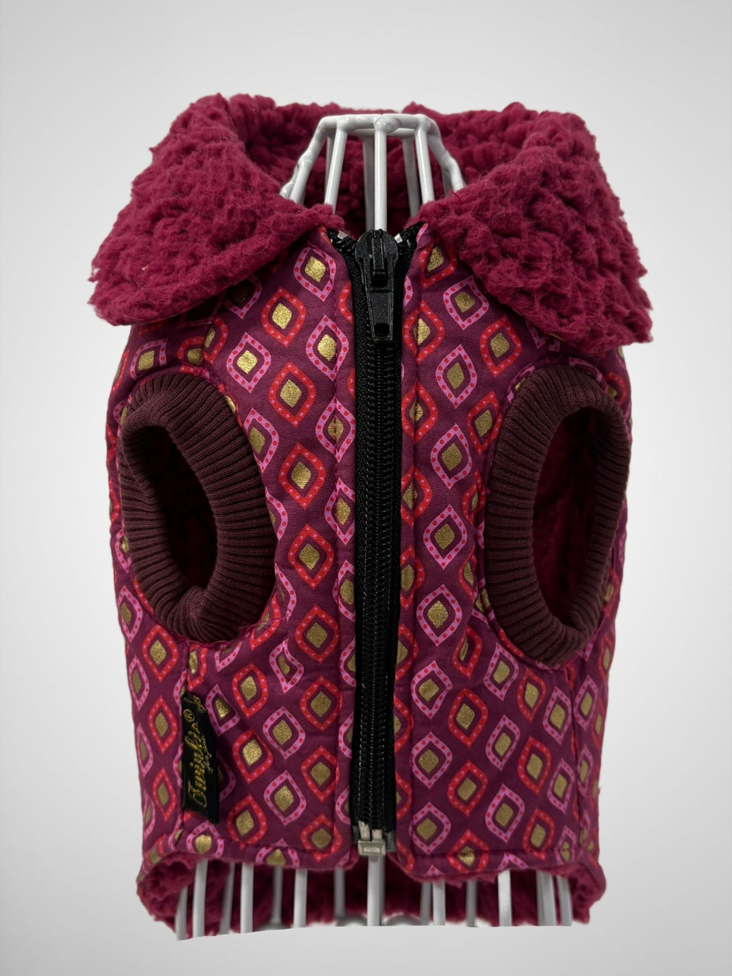 Colete para cão vermelho com padrão geométrico e gola felpuda