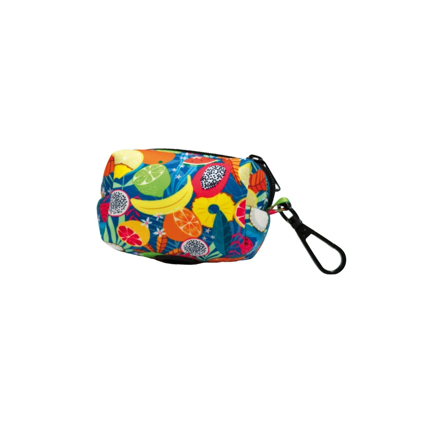 Bolsa pequena colorida com padrão de frutas tropicais e mosquetão