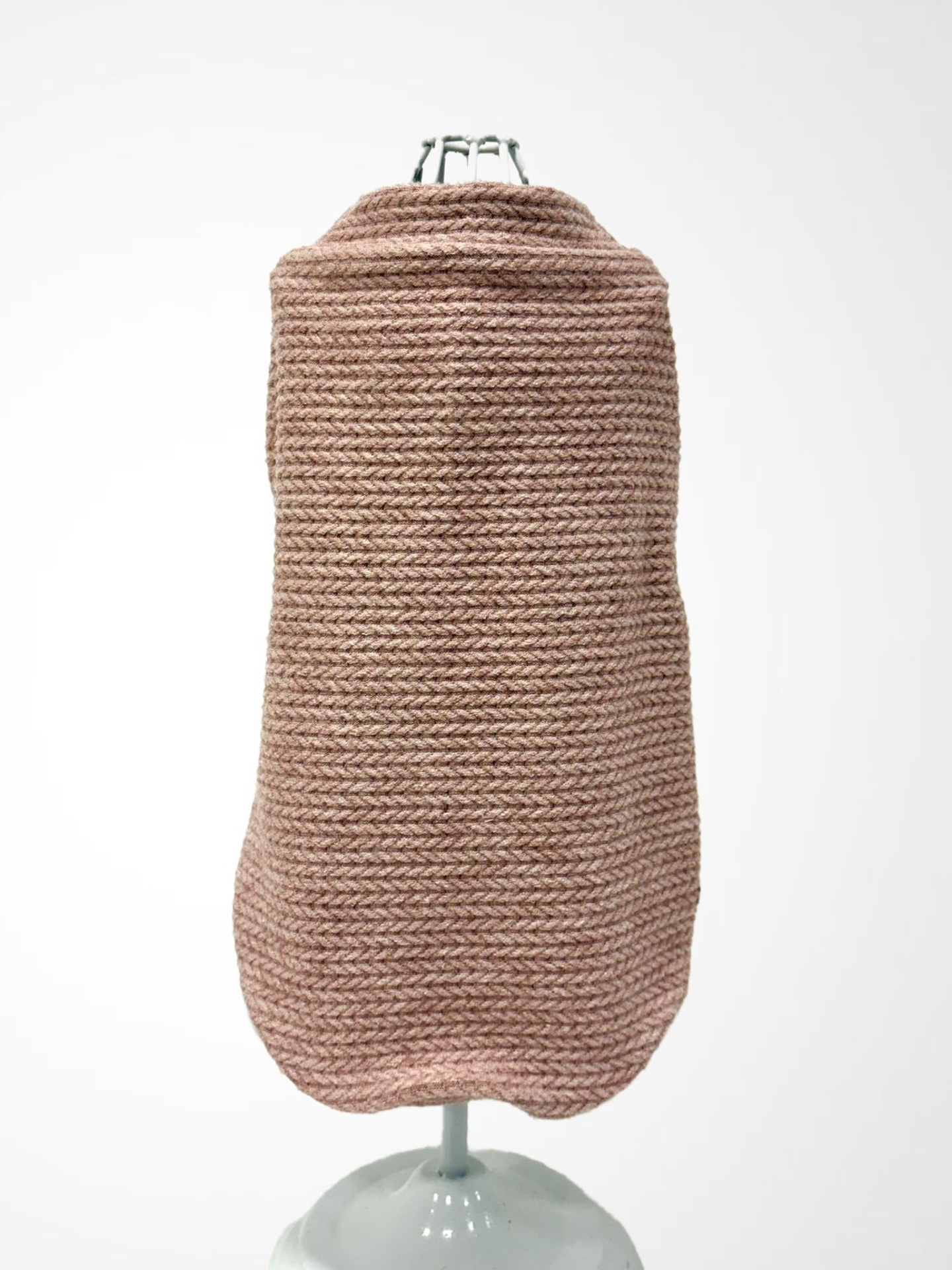 Roupa para cão rosa claro de tricot no manequim branco