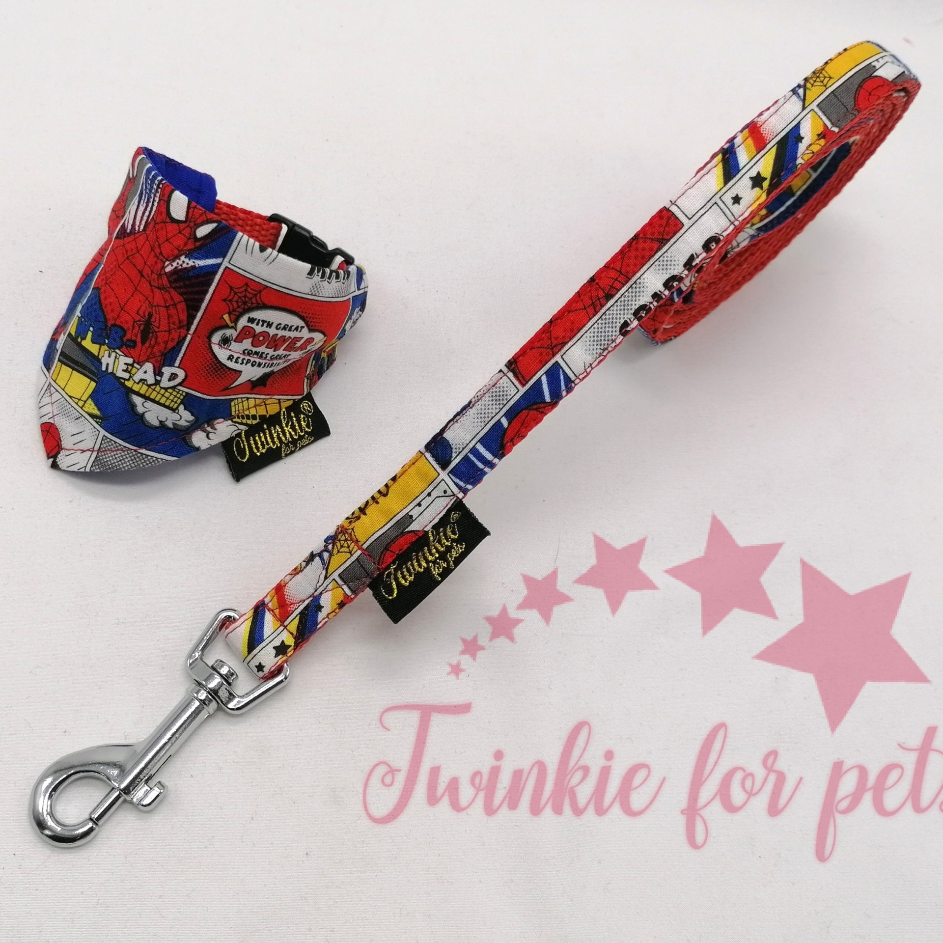 Trela e saco para dejetos Homem-Aranha em tecido colorido com etiqueta Twinkie