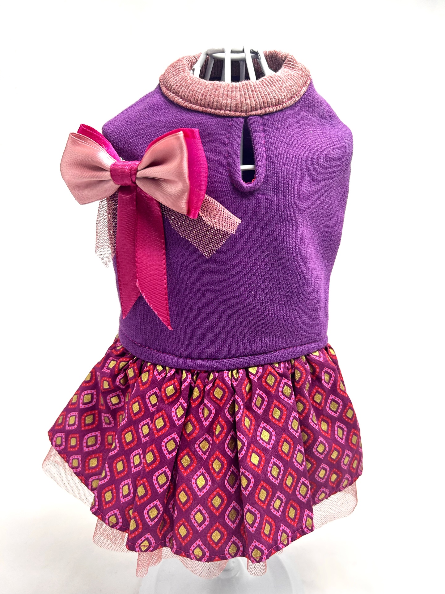 Vestido roxo para cão com laço rosa e saia padrão geométrico