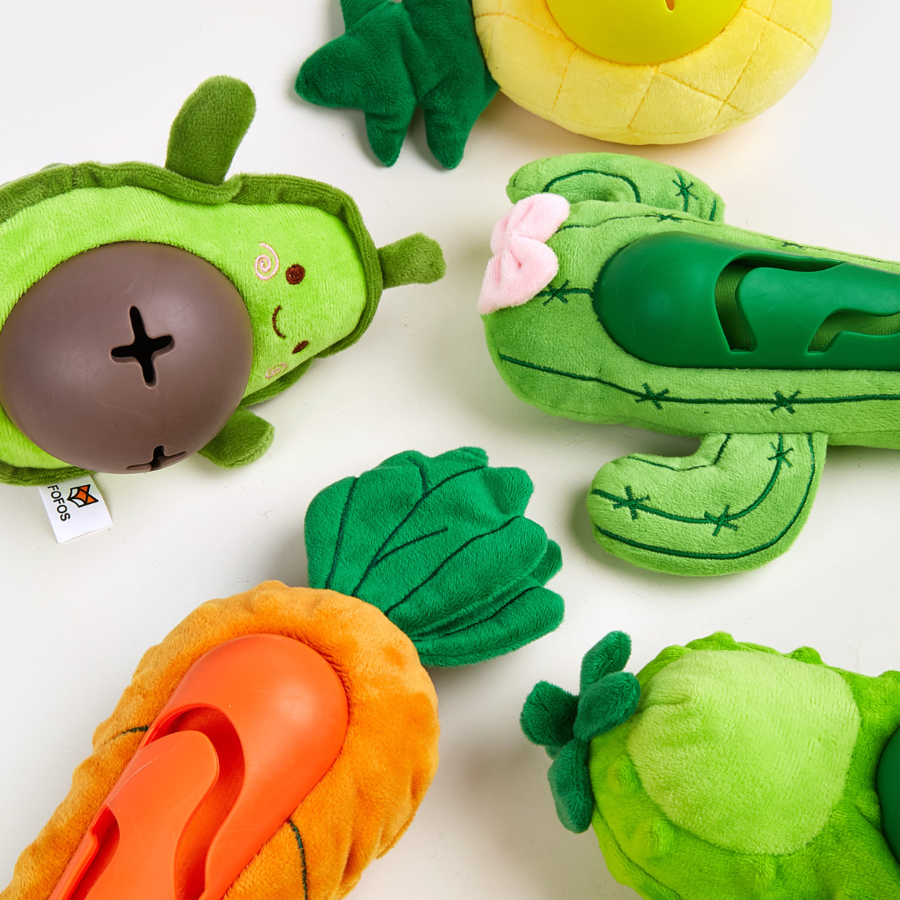 Brinquedos de pelúcia para cães em forma de legumes com peças plásticas coloridas