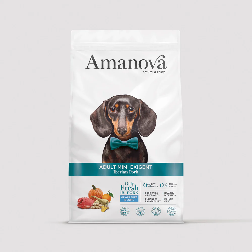 Saco de ração para cães Amanova com imagem de cão e texto sobre composição.