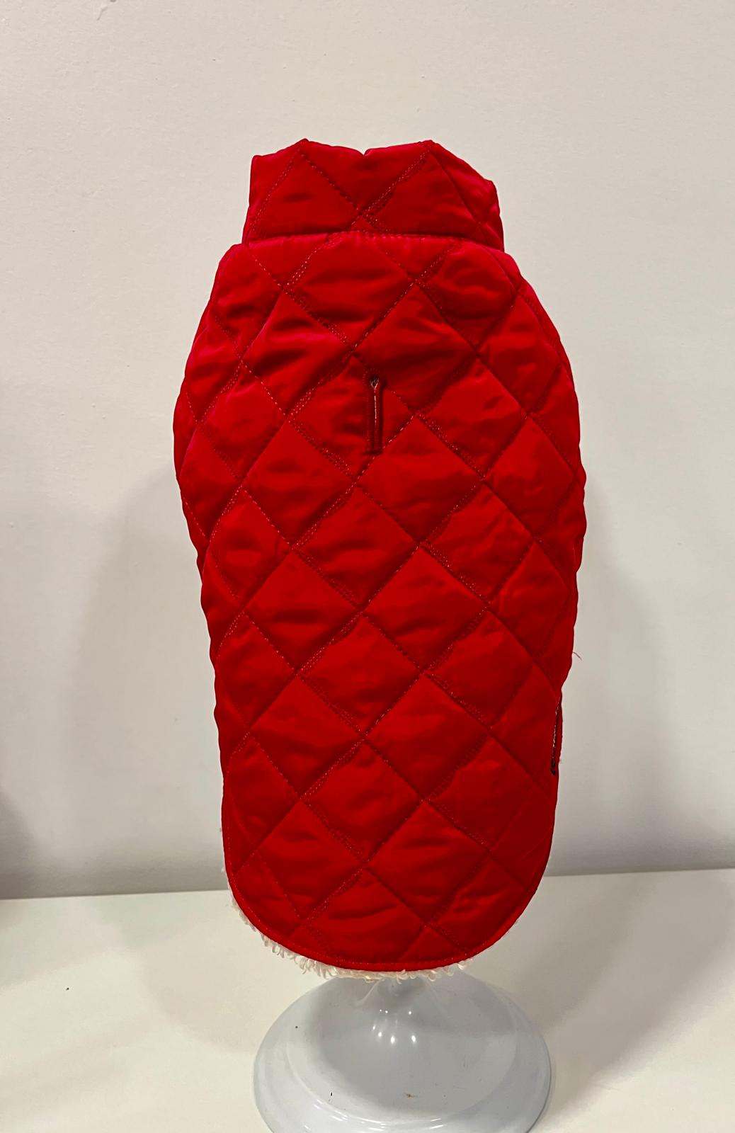 Casaco para cão acolchoado vermelho com padrão em losangos e fecho zip