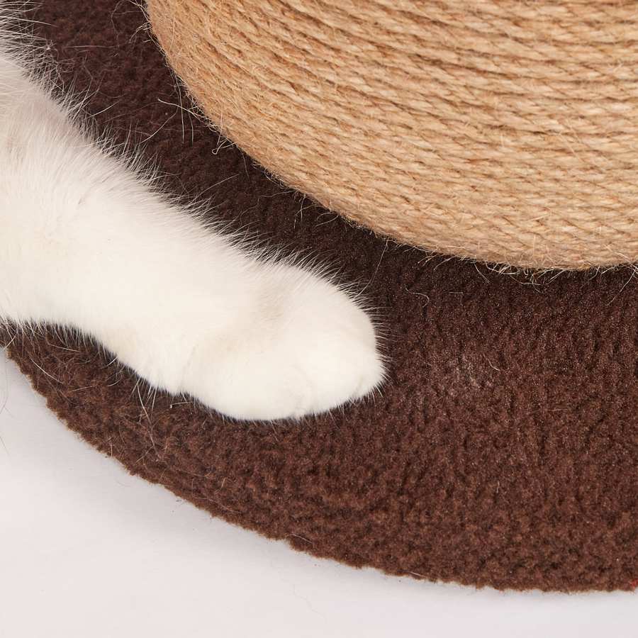 Pata de gato branca sobre base castanha e poste de sisal bege de arranhador