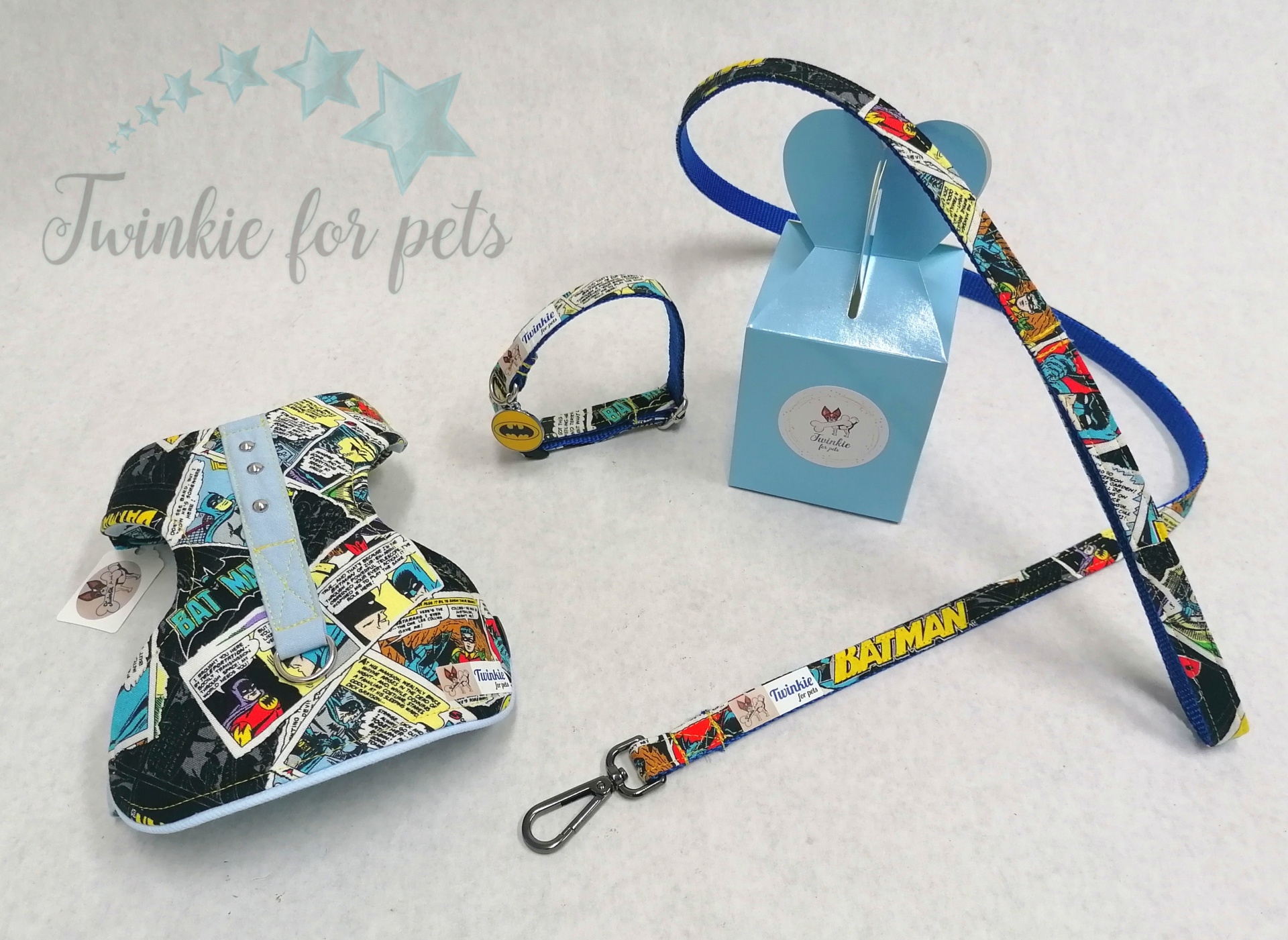 Conjunto de coleira, trela e arnês para cães com padrão colorido dos quadrinhos do Batman