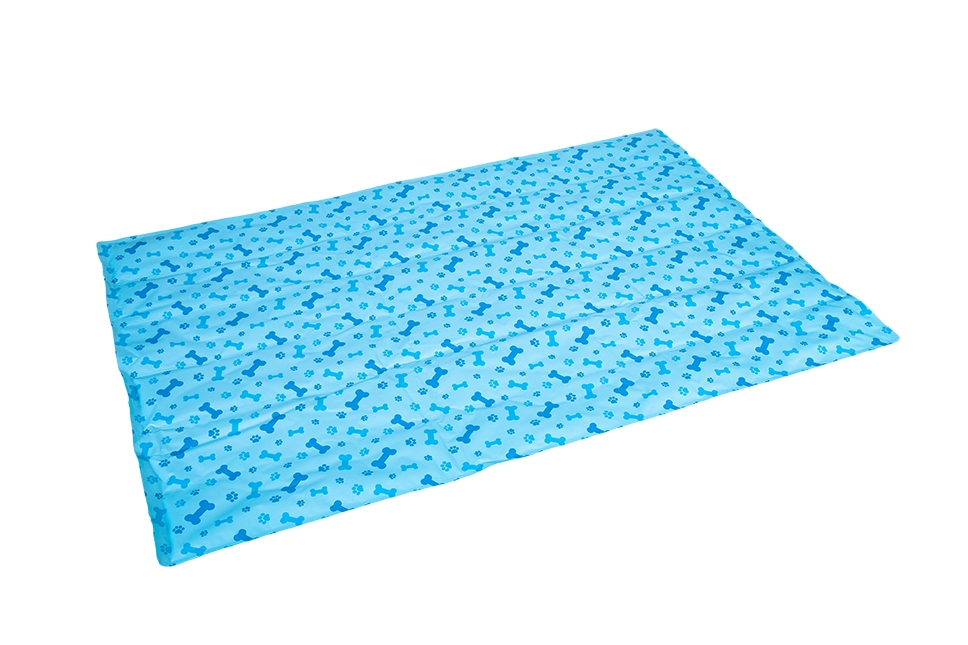 Tapete azul claro com padrão de ossos e peixinhos azuis