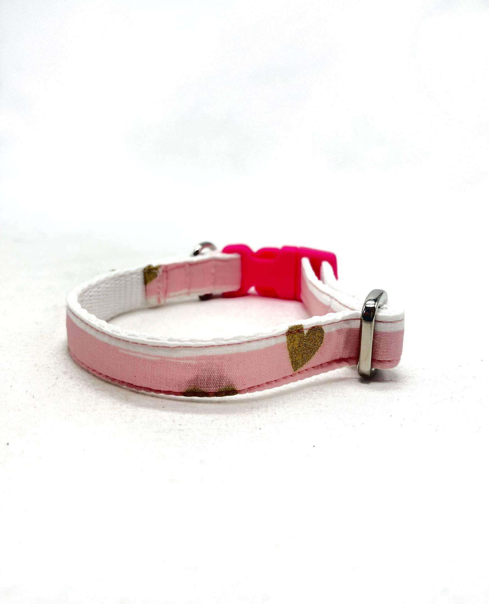 Coleira cor-de-rosa com corações dourados para animal