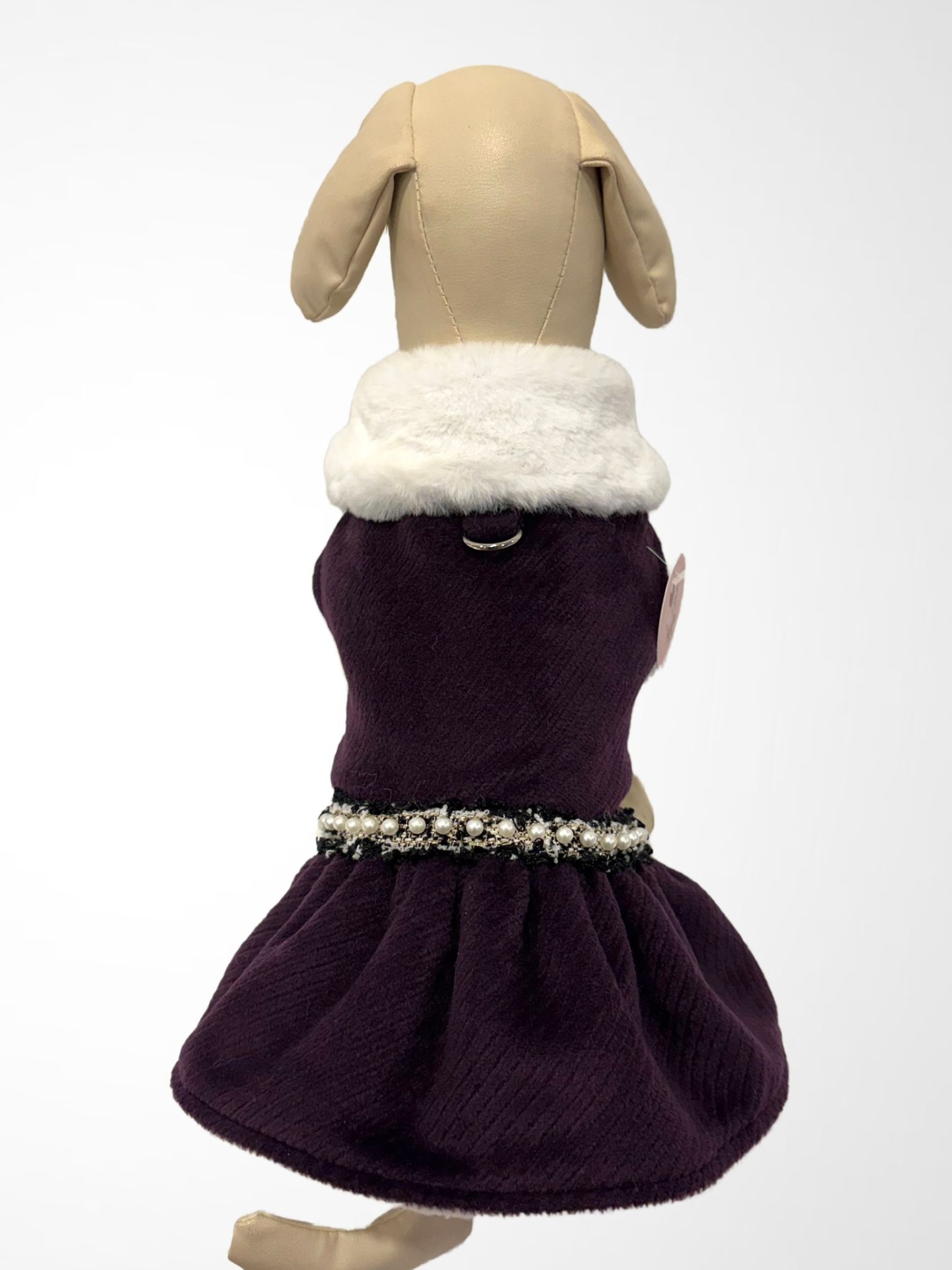 Vestido roxo para cão com gola de pêlo branco e faixa de pérolas