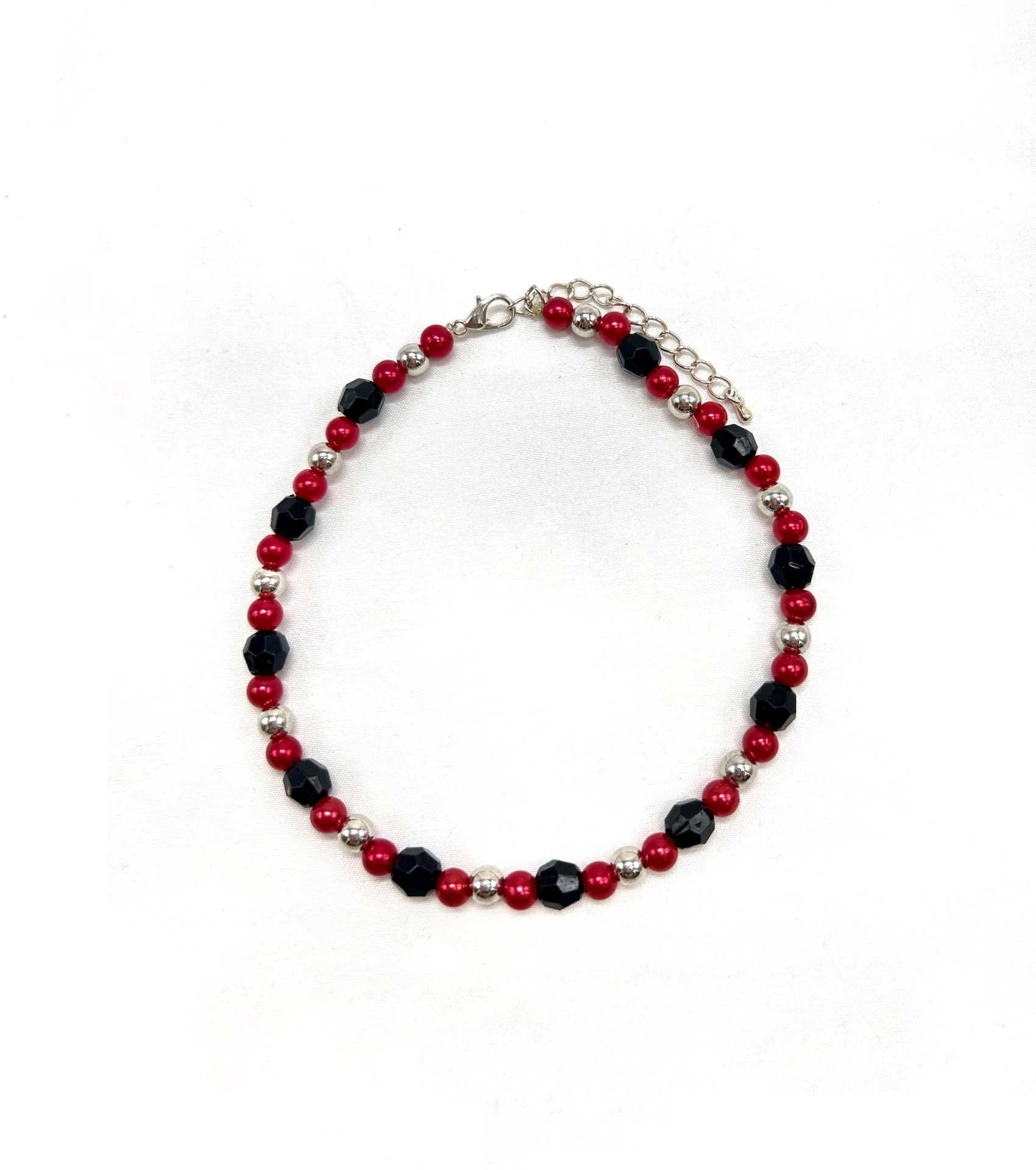 Colar de contas vermelhas, pretas e prateadas com fecho e extensão em corrente prateada