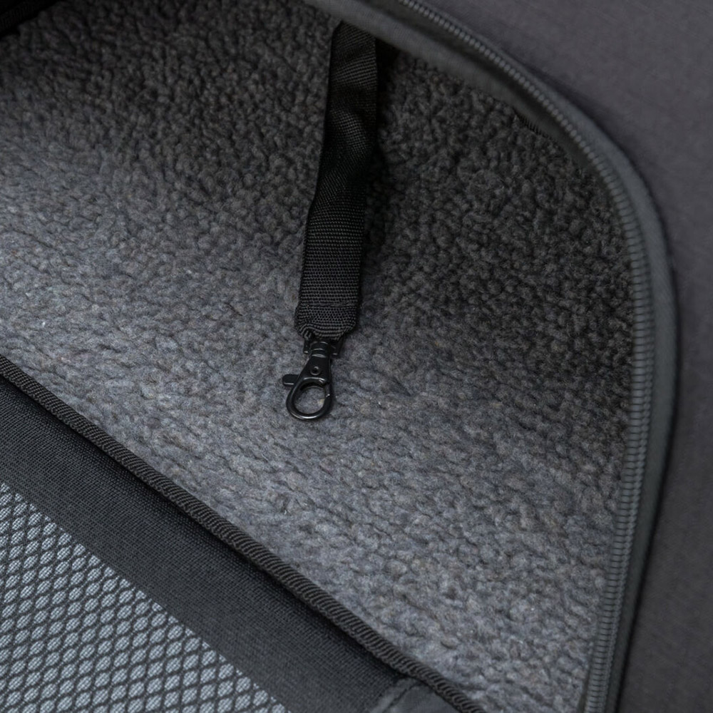 Interiores de bolsa ou mochila preta com forro cinzento felpudo e gancho preto