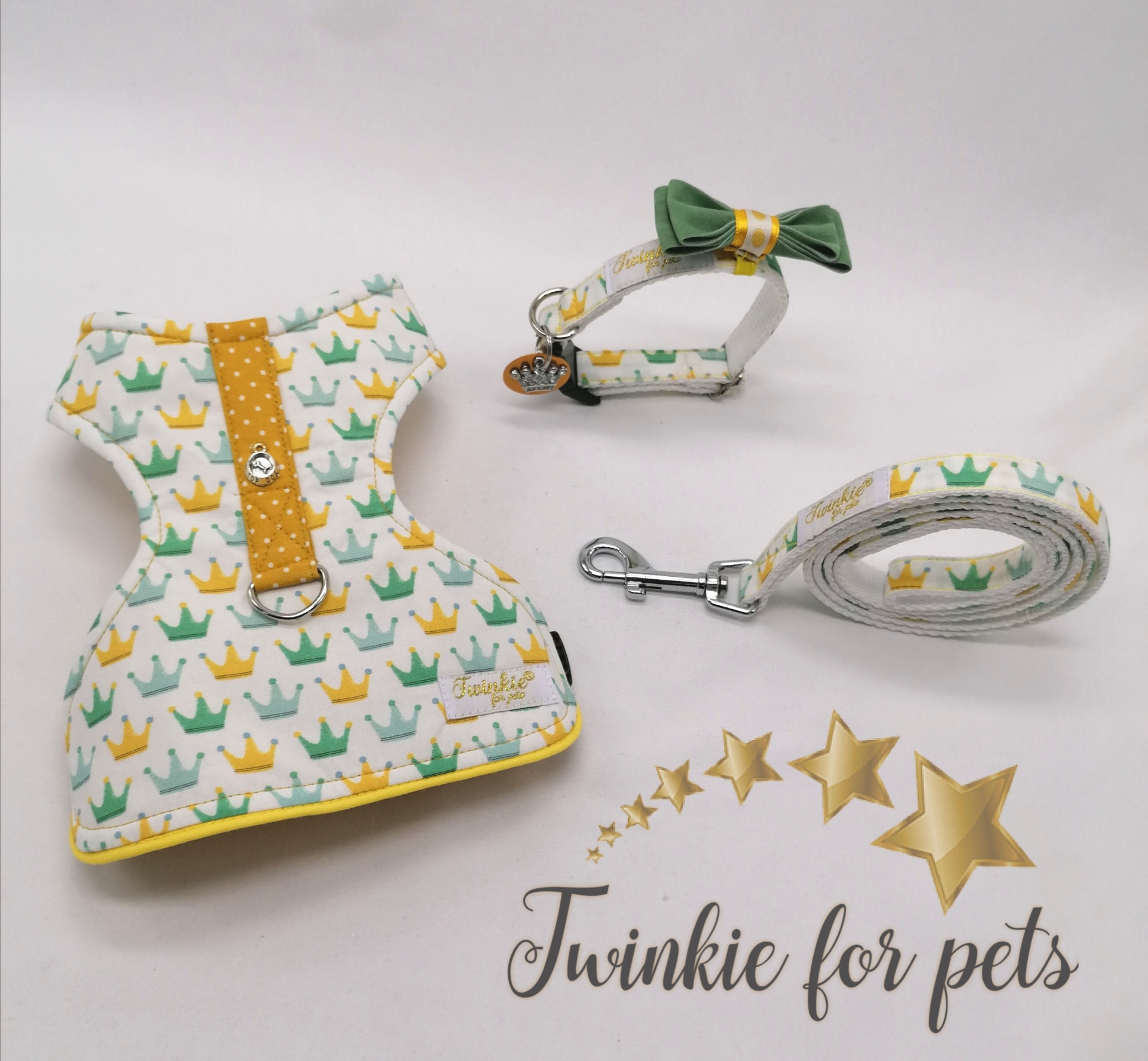 Conjunto para animais de estimação com peitoral, coleira e trela com padrão de coroas.