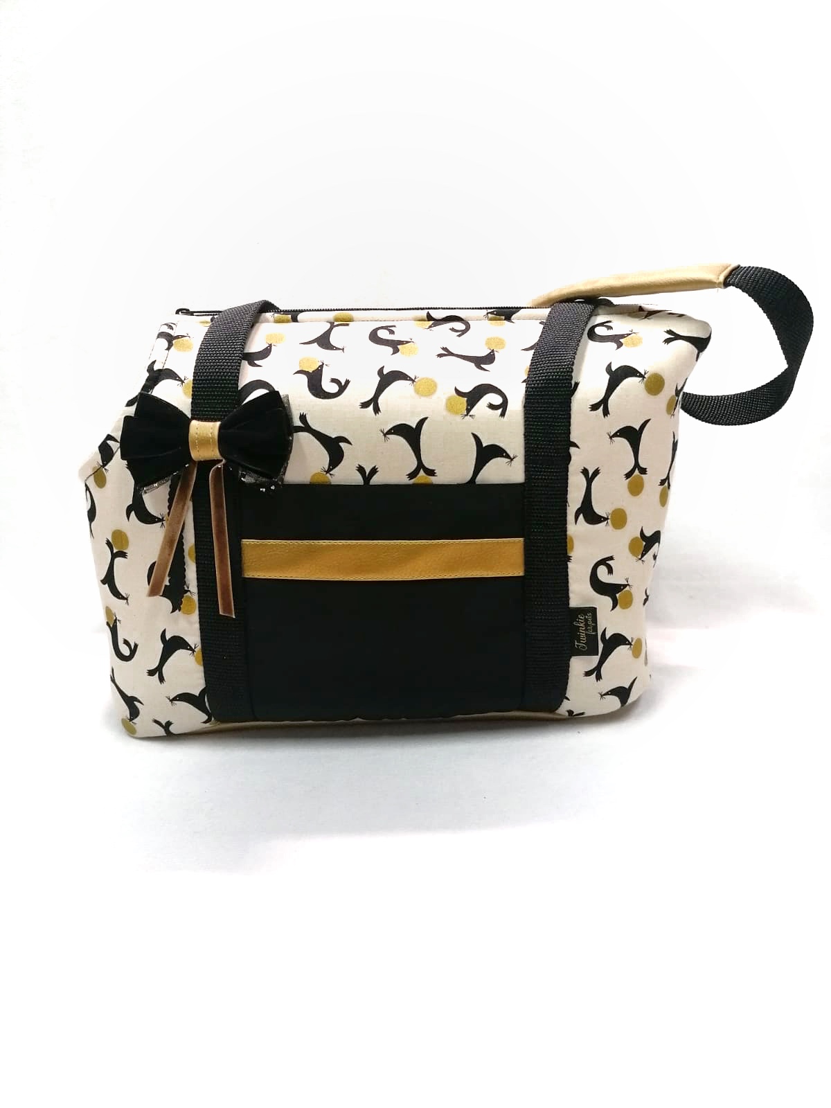 Mala de senhora branca com padrão preto e dourado, bolso preto e laço na frente