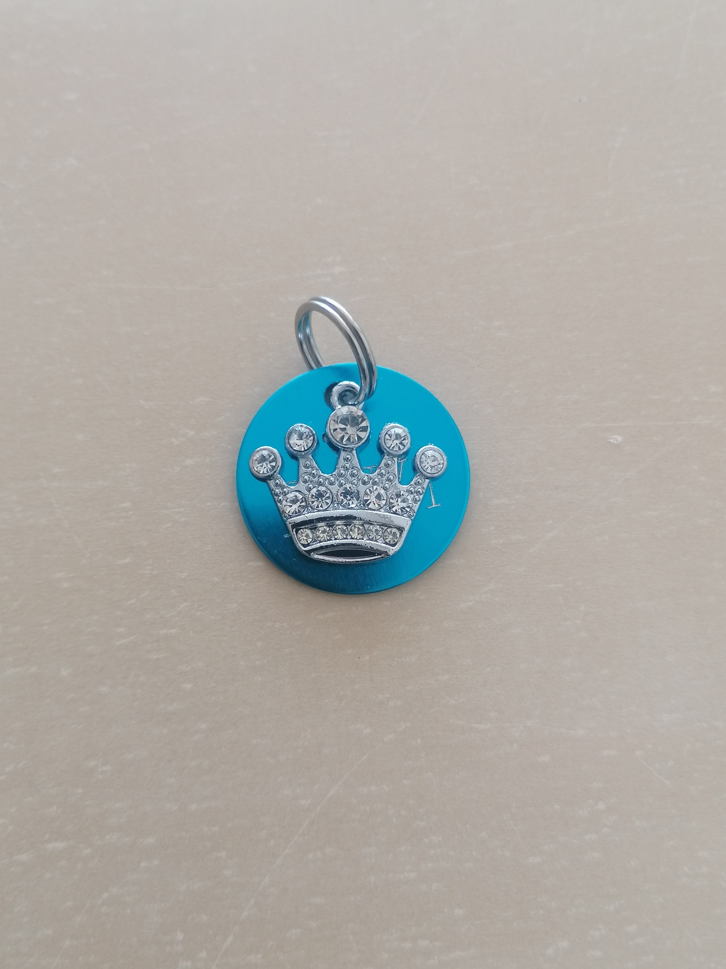 Pingente redondo azul com coroa prateada brilhante