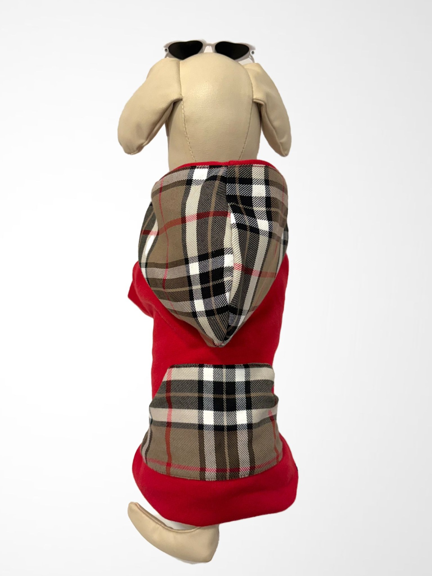 Roupa para cão vermelha com capuz e bolso em padrão xadrez