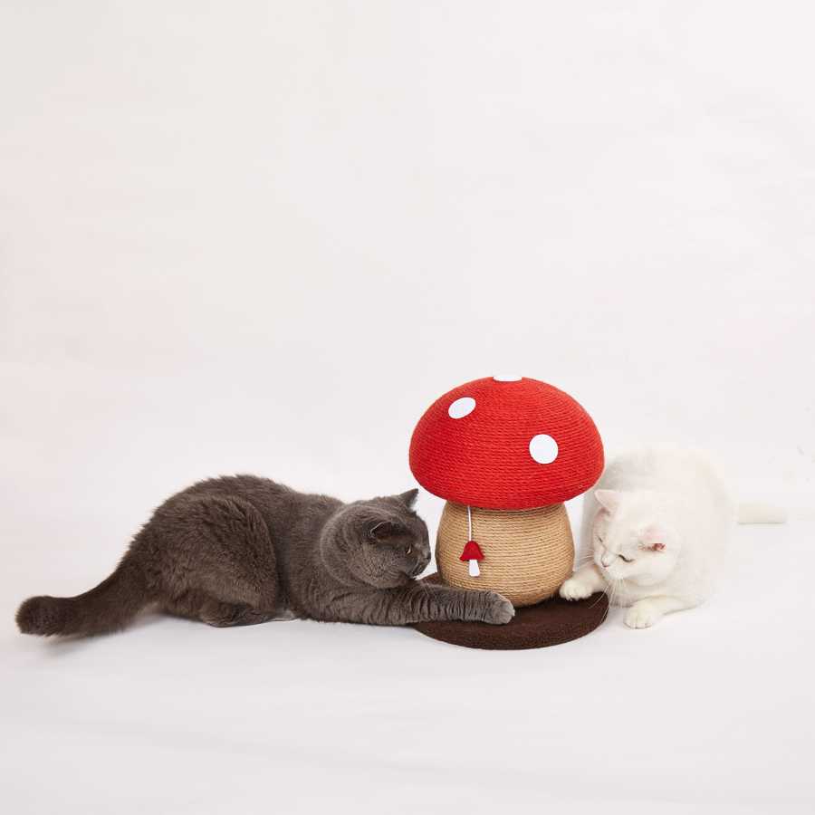 Arranhador para gatos em forma de cogumelo com dois gatos ao lado
