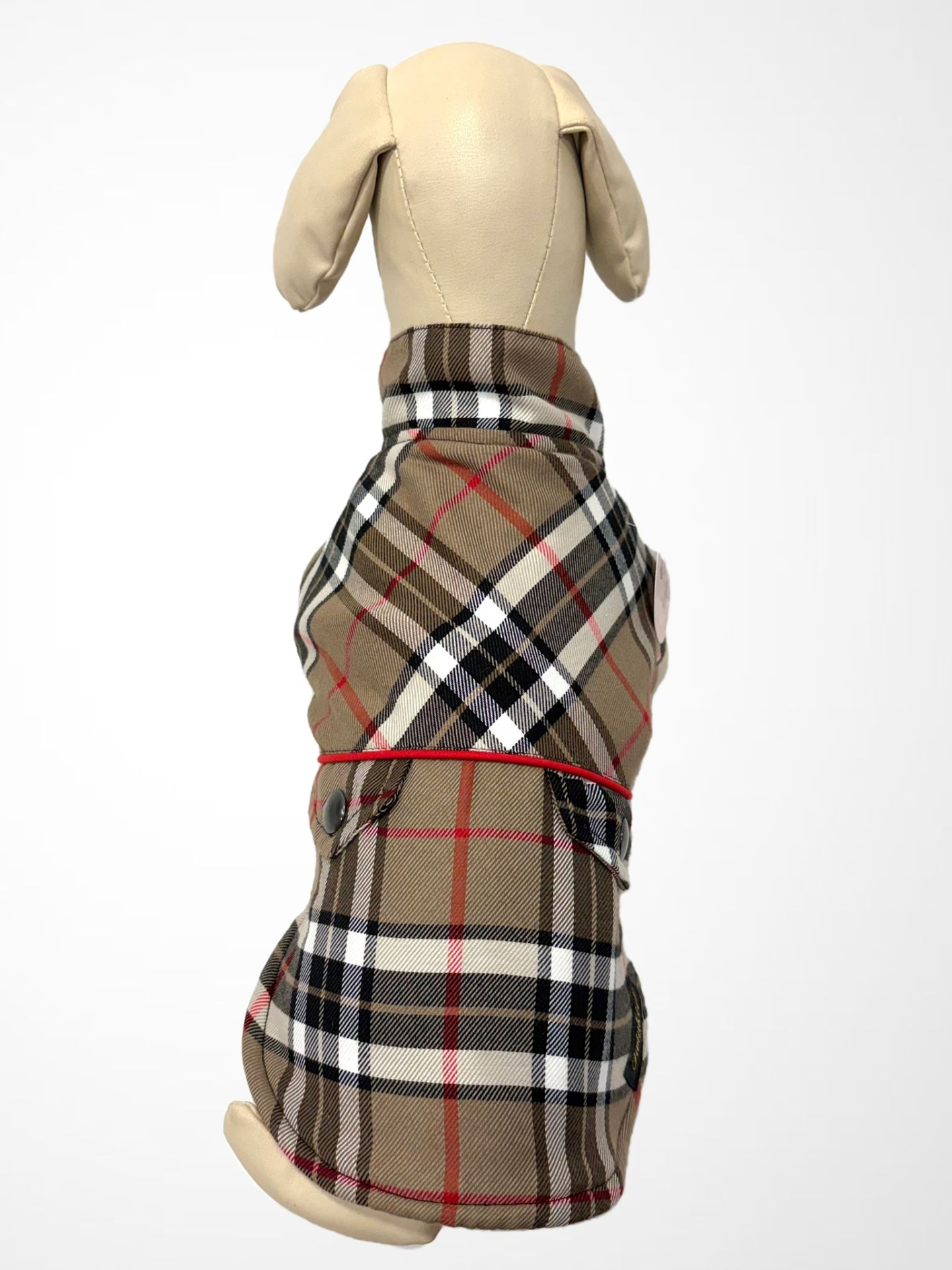 Casaco xadrez castanho para cão vestido em manequim