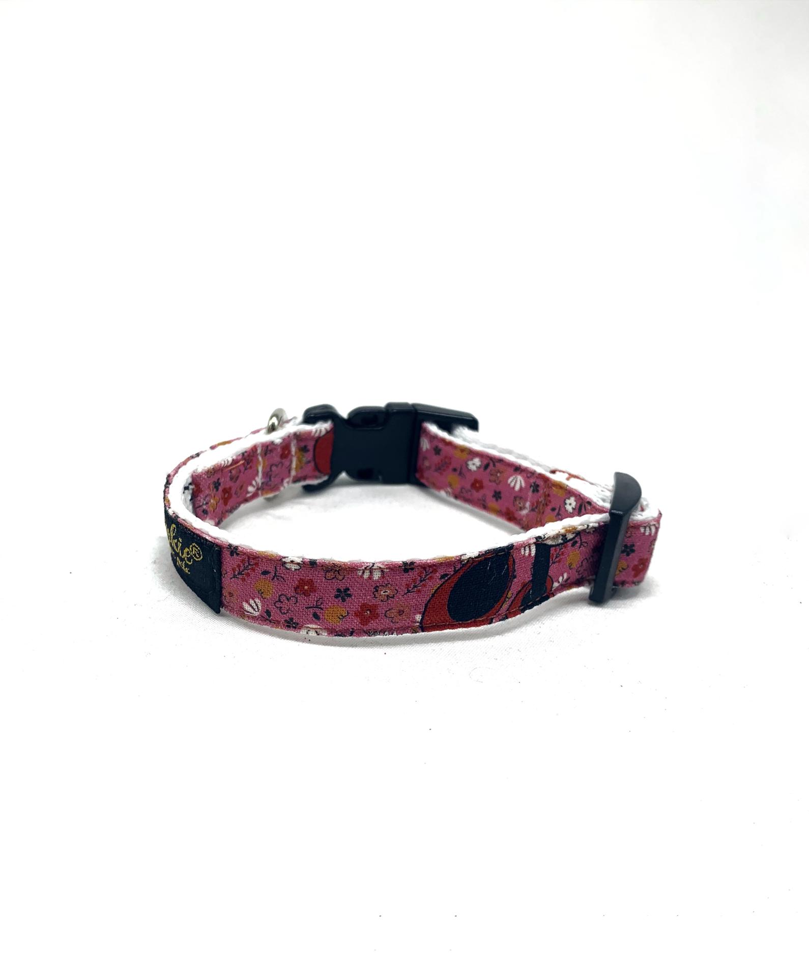 Coleira para cão rosa com padrão floral e fecho preto