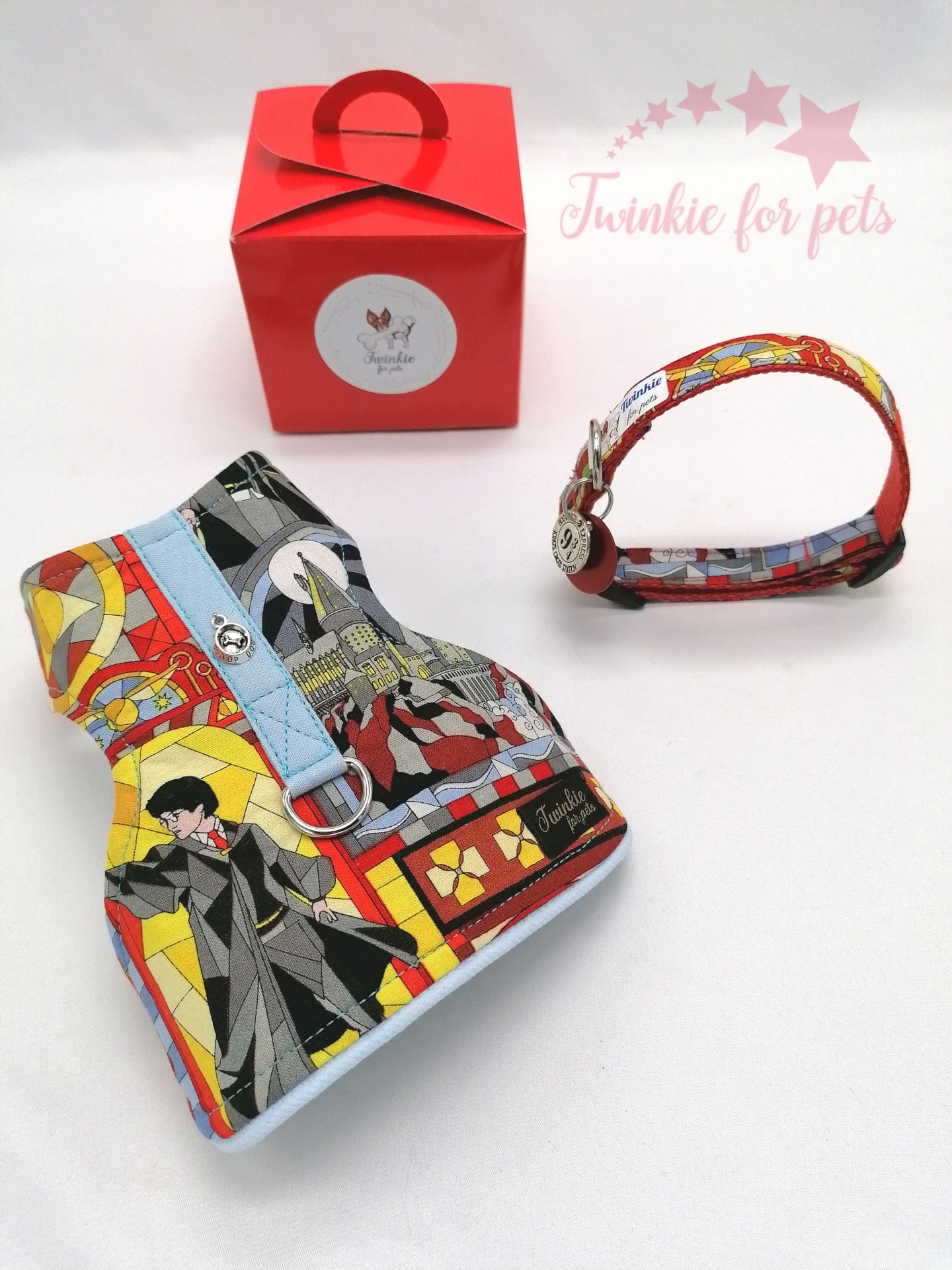 Coleira e peitoral coloridos para animais com embalagem vermelha