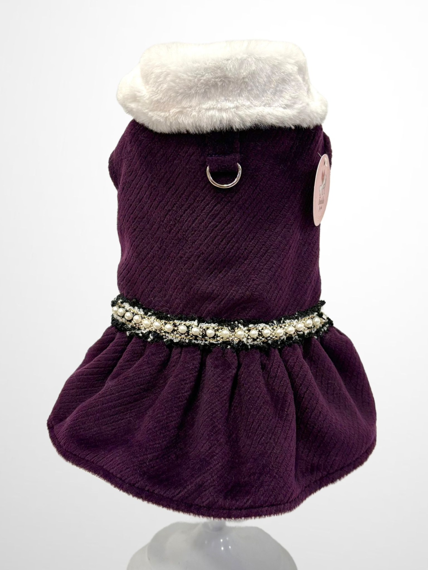 Vestido roxo para cão com gola branca felpuda e cinto de pérolas