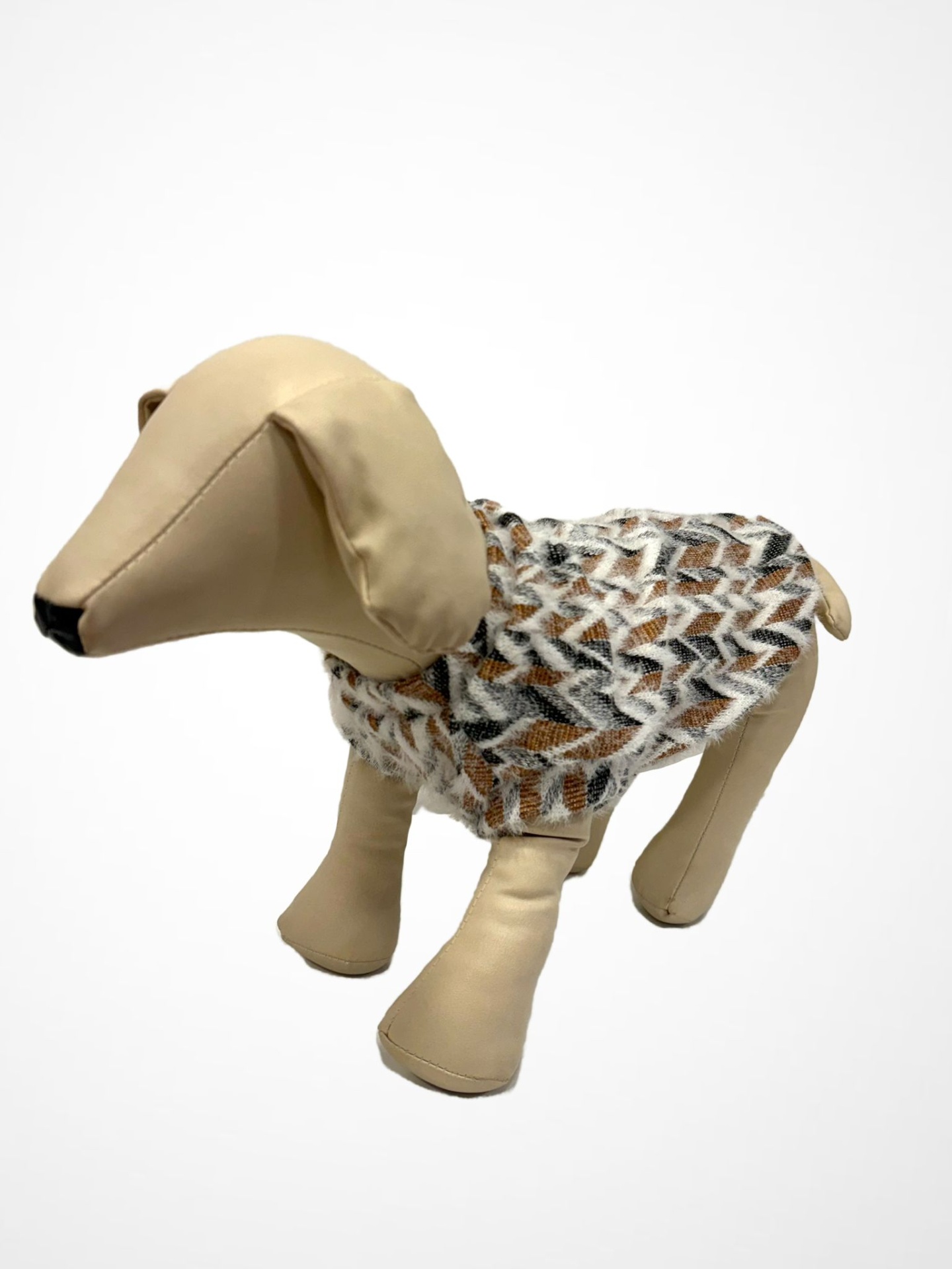 Estatueta de cão bege com camisola de malha geométrica