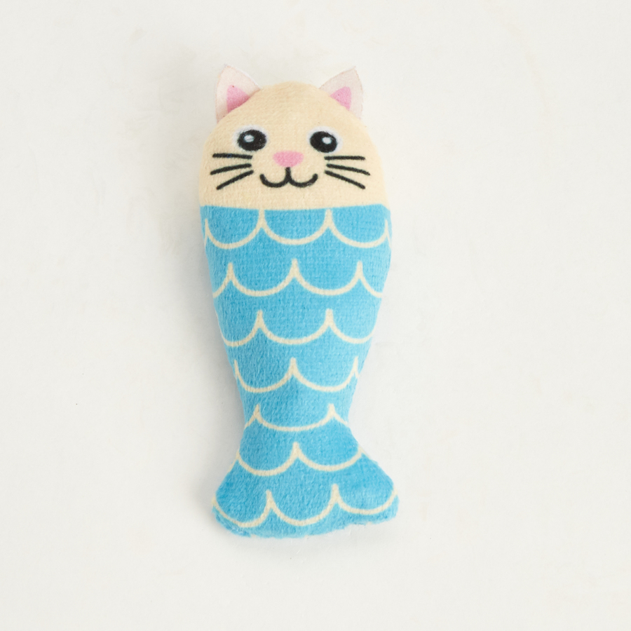 Brinquedo de peluche para gato com cabeça de gato bege e corpo azul com padrão de escamas.