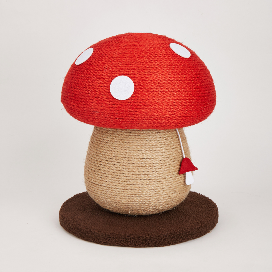 Arranhador para gatos em forma de cogumelo com base castanha e chapéu vermelho com bolas brancas.
