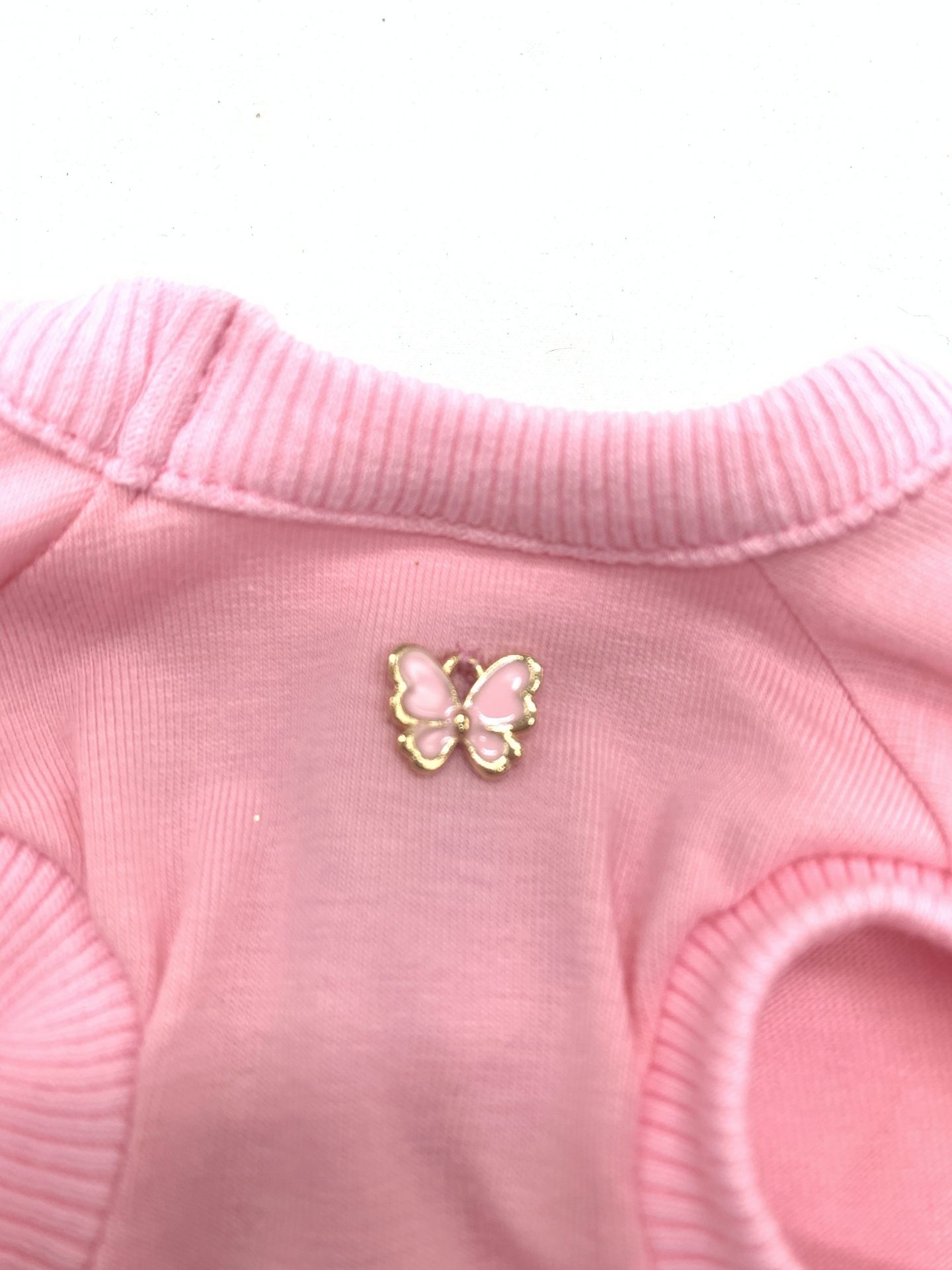Roupa cor-de-rosa para animal com pendente de borboleta
