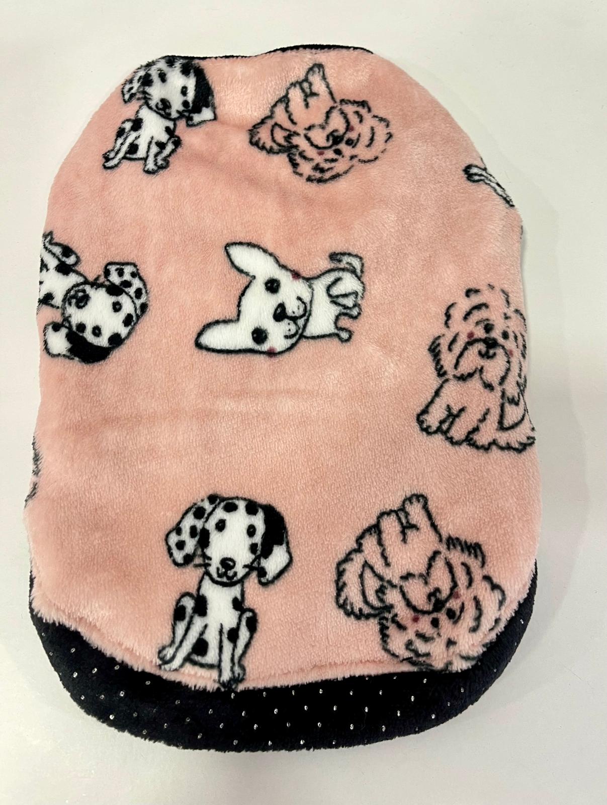 Cobertor cor-de-rosa com cães estampados e parte inferior preta com pontos brancos
