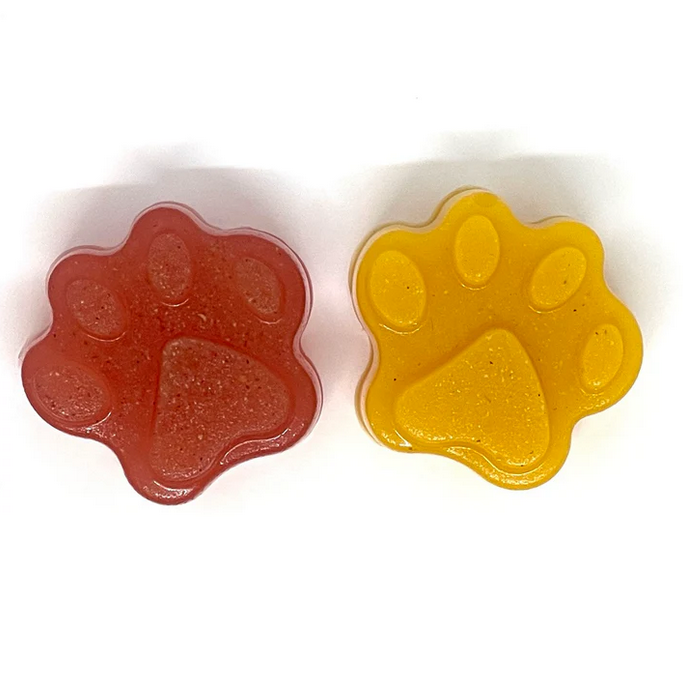Sabonetes em forma de pata vermelha e amarela sobre fundo branco.