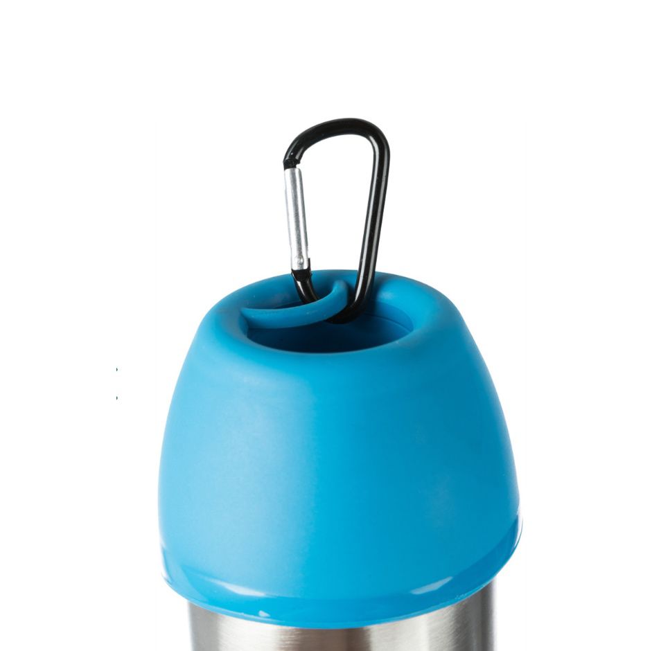 Garrafa térmica em aço inoxidável com tampa azul e mosquetão