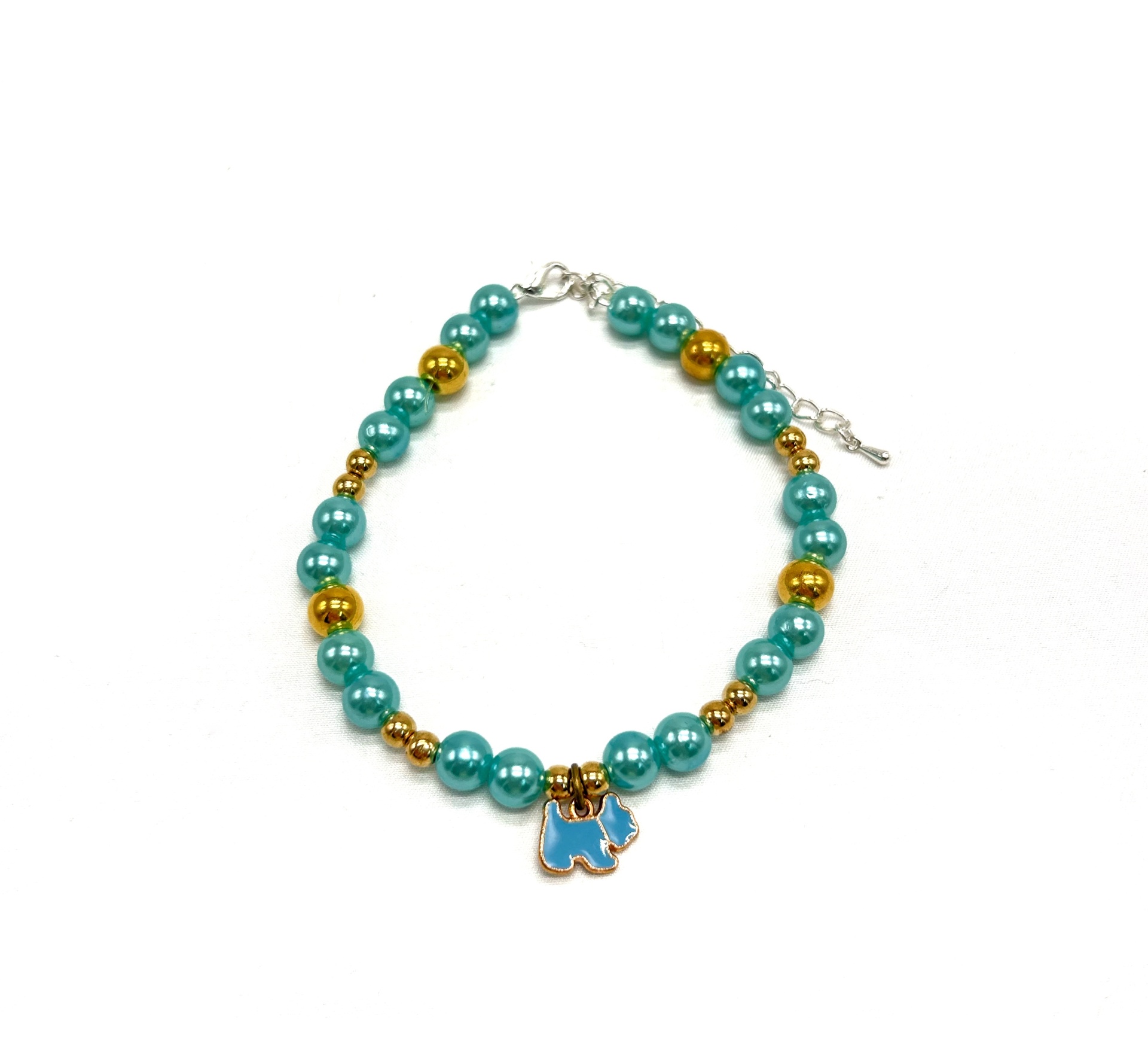 Pulseira com contas verdes e douradas e pendente de elefante azul