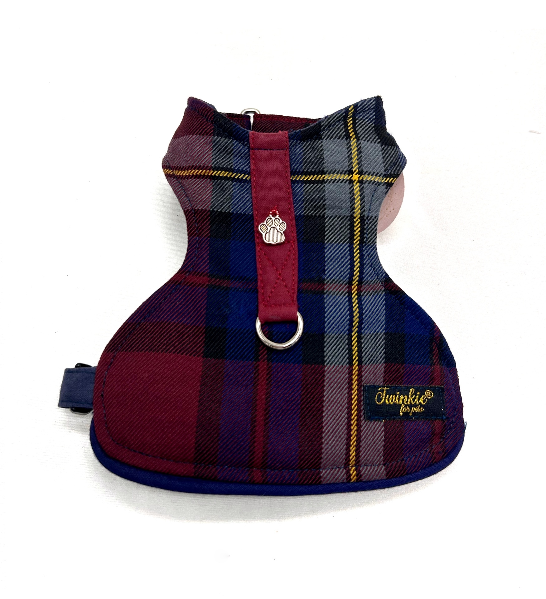 Peitoral para cão xadrez em tons borgonha e azul com etiqueta e pendente de pata.