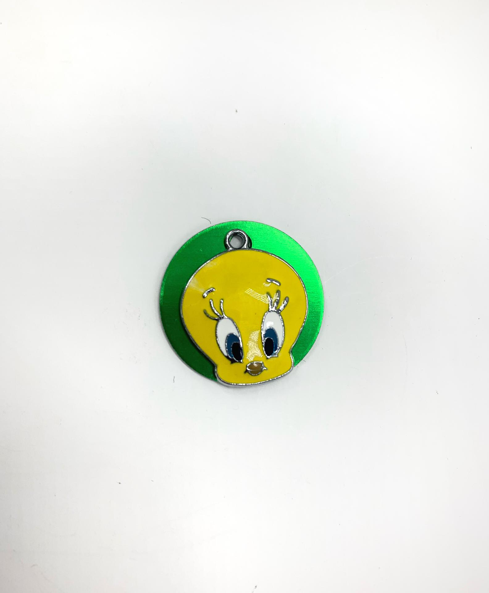Medalha redonda verde com desenho do Tweety amarelo