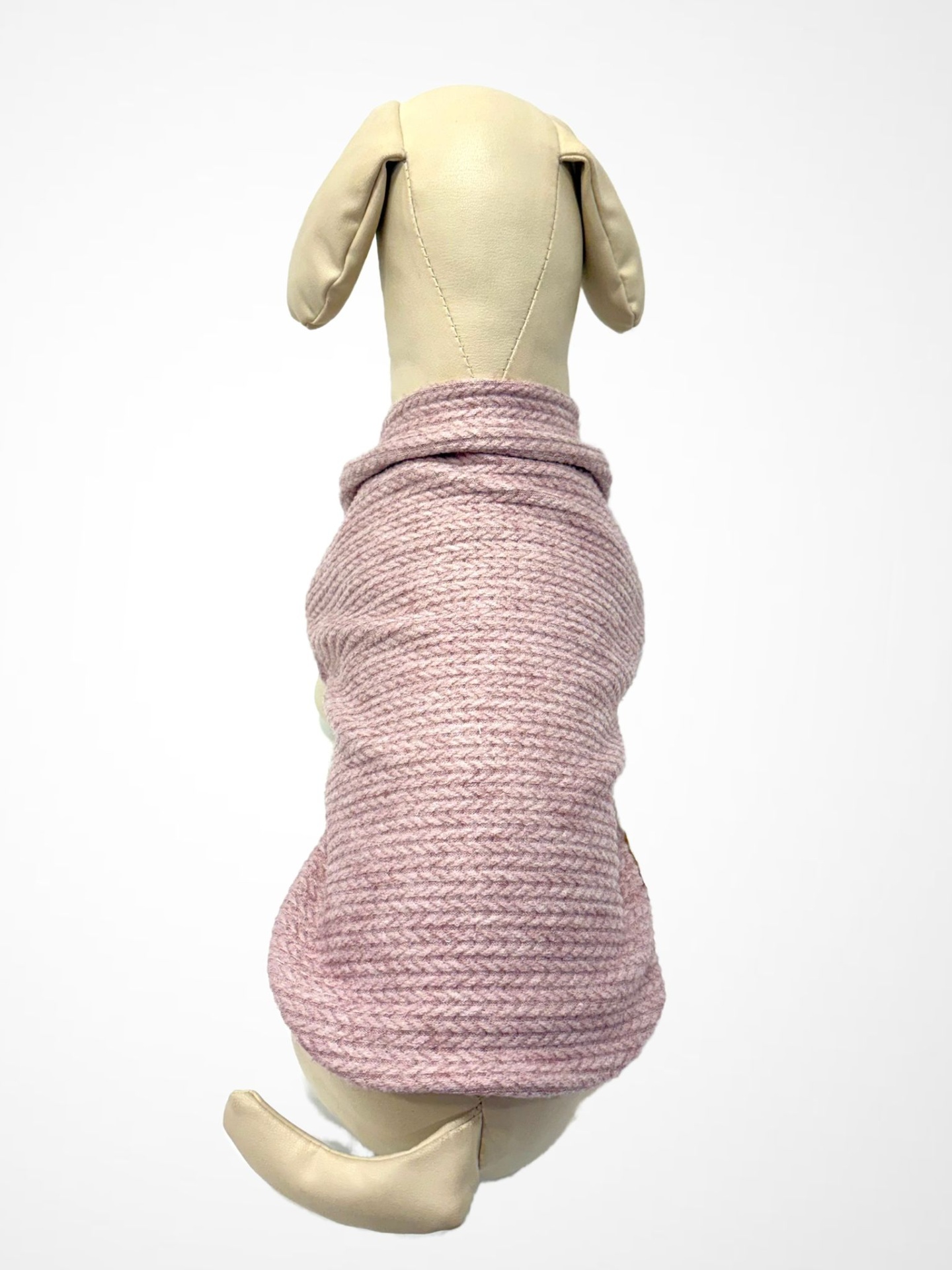 Manequim de cão com casaco de malha rosa claro visto por trás