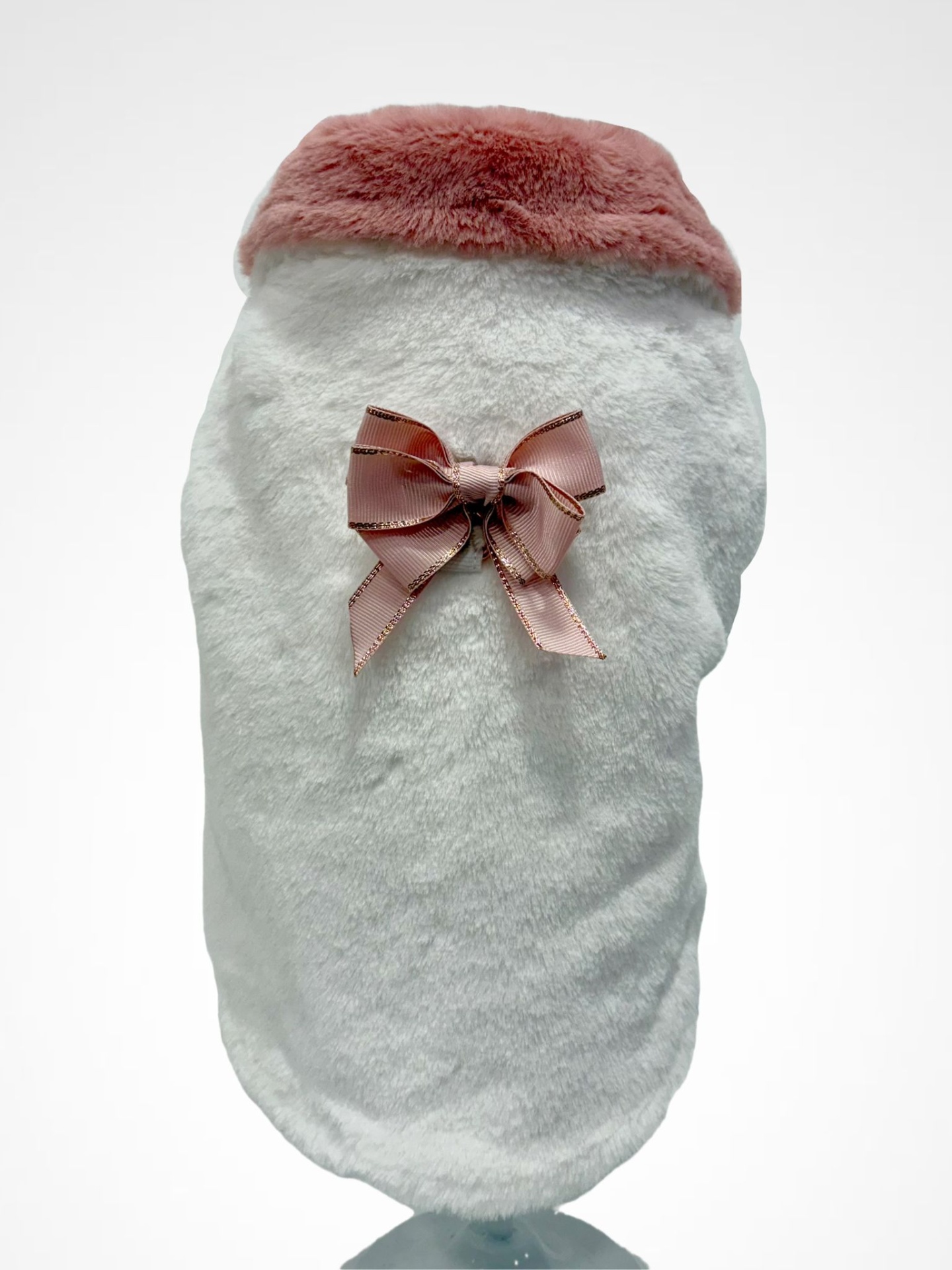 Roupa felpuda branca para animal com gola rosa e laço rosa