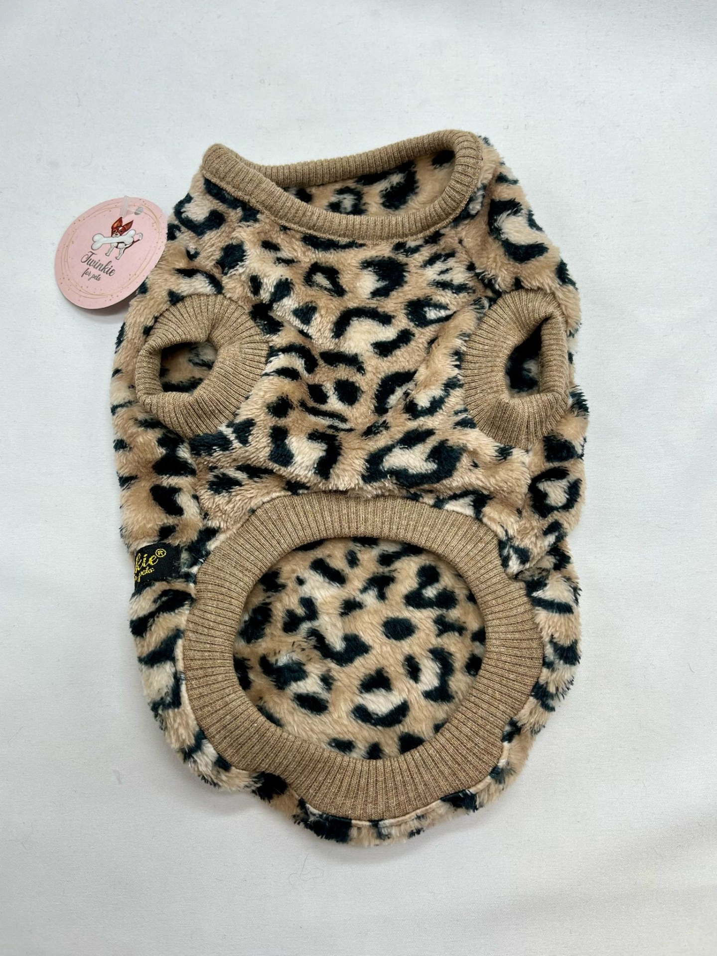 Roupinha para cachorro felpuda com padrão animal print e etiqueta redonda pink