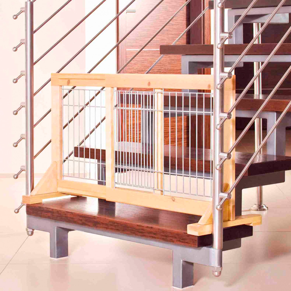 Portão de segurança em madeira clara e metal prateado instalado no topo de escada