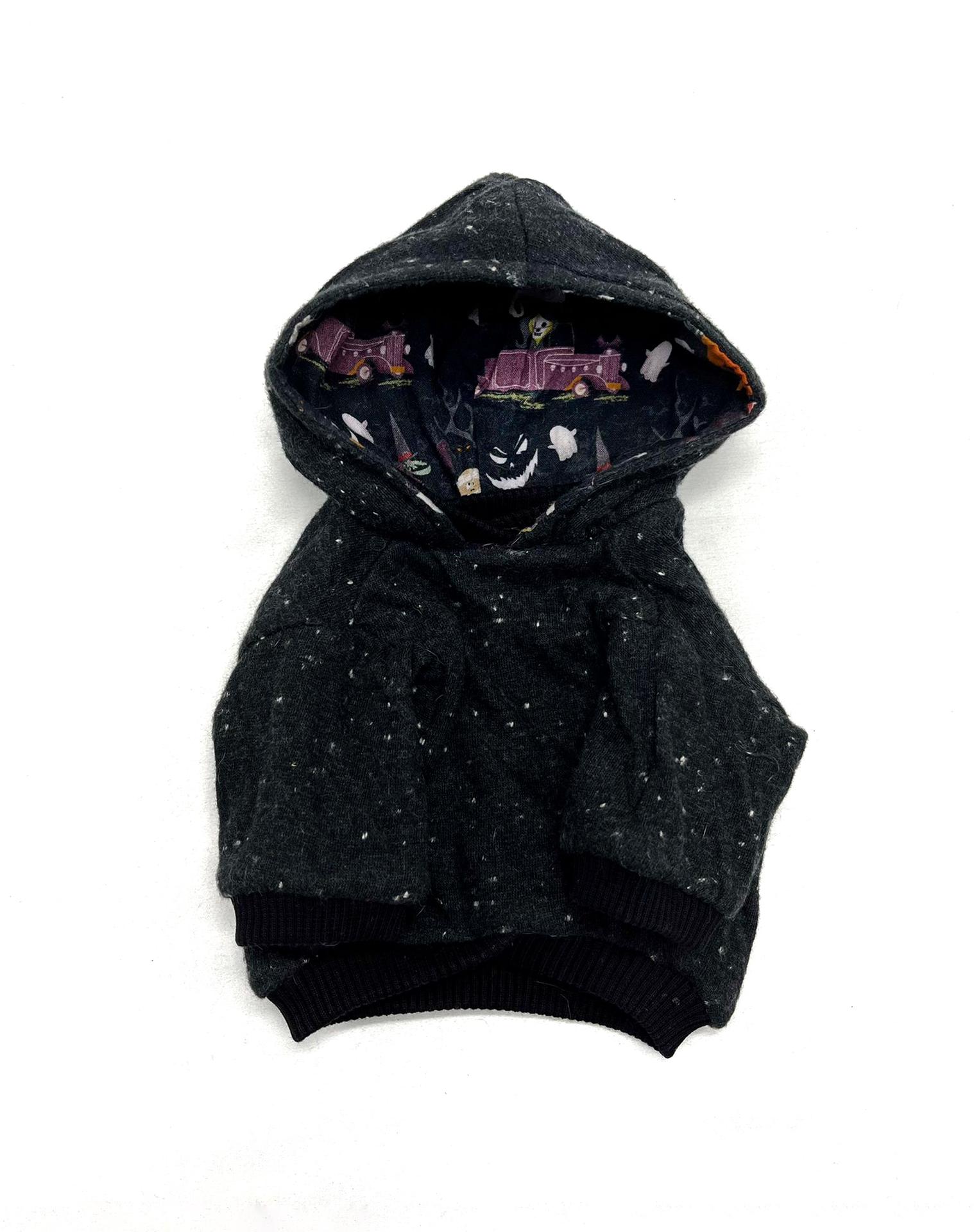 Casaco com capuz preto para pet com forro colorido e padrão interno de veículos