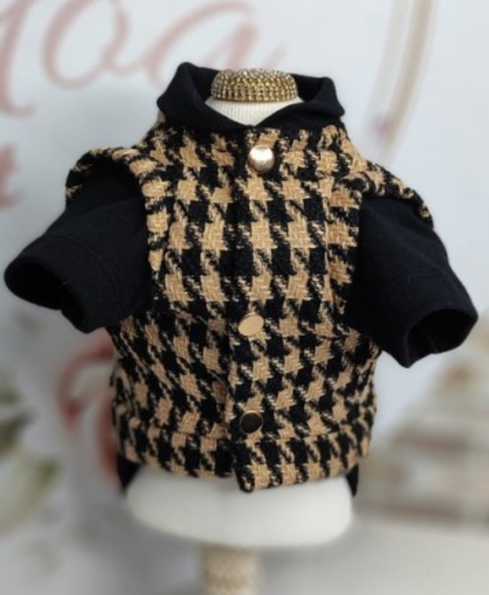 Casaco para animal de estimação com padrão pied-de-poule castanho e preto e capuz preto