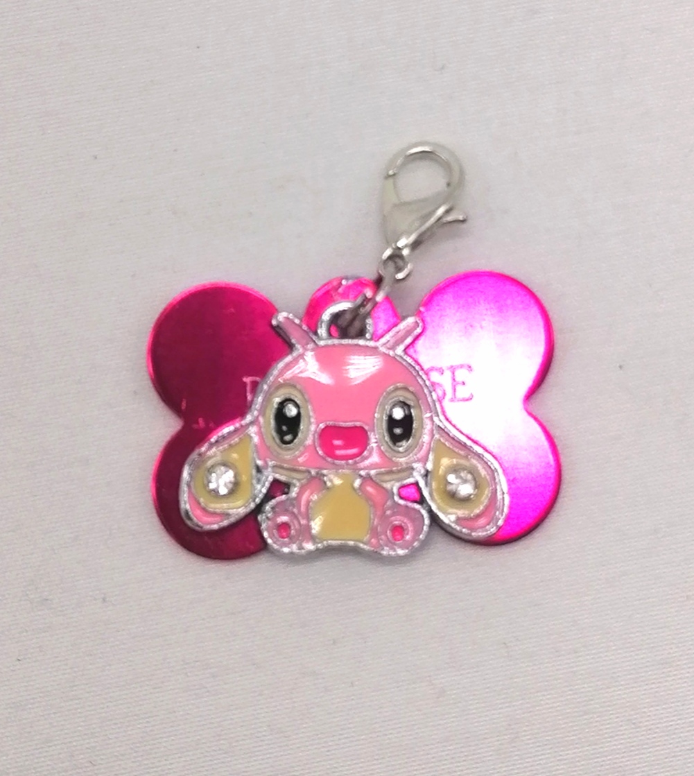 Pingente de personagem cor-de-rosa com placa metálica cor de rosa em forma de borboleta