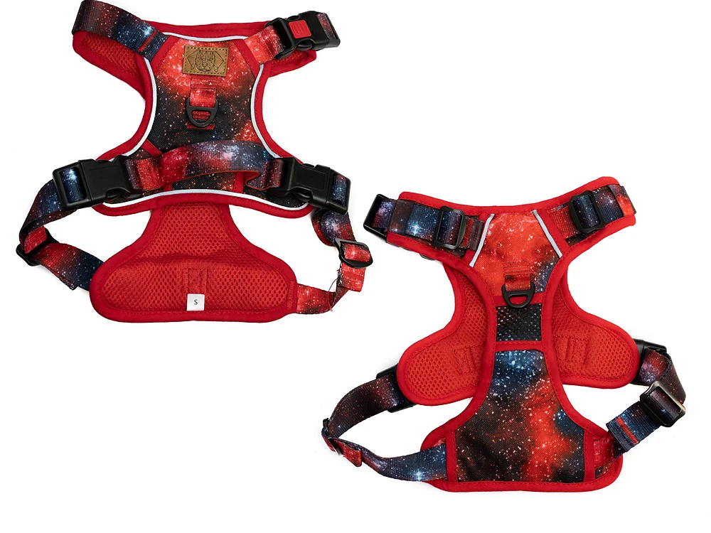 Peitorais para cães com padrão de espaço estrelado vermelho e preto