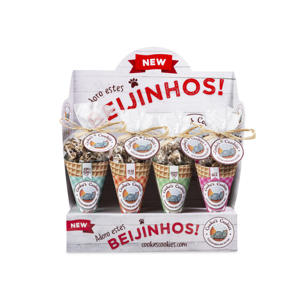 Pacote de cones de cookies com chocolate em display branco com texto promocional