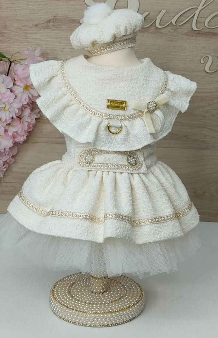 Vestido de bebé branco com folhos e boina, base decorada com pérolas
